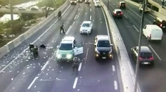 VIDEO: Z auta lupičov vyletela taška plná peňazí, na diaľnici spôsobila chaos