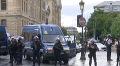 "To je za Sýriu," kričal útočník z Notre-Dame