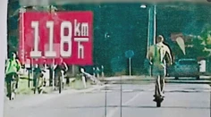 Šialená rýchlosť na kolobežke ho mohla ľahko stáť život. Policajti nevedia, ako muža potrestajú