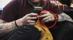 Slávny spevák sa prekecol. Na ruke už nosí obrúčku