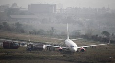 Lietadlo v Nepále zišlo z dráhy, uzavreli celé letisko