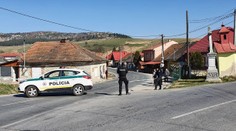 Policajné pásky, policajti, vojaci. V osadách na Spiši je v karanténe vyše šesťtisíc ľudí