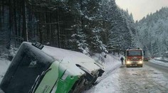 Pod Donovalmi sa prevrátil autobus so 16 ľuďmi. Ženu previezli do nemocnice