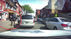 Maniaci uháňali autom po chodníku plnom ľudí. Všetko zachytila kamera