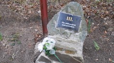 V Partizánskom zničili krížovú cestu. Na demoláciu si dokonca priniesli náradie