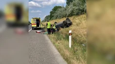 Hrozivo vyzerajúca nehoda na D2. Auto zišlo z diaľnice a prevrátilo sa
