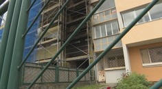 Požiar v Karlovej Vsi má dohru. Obvinili muža, ktorý pre oheň skákal z balkóna bytovky