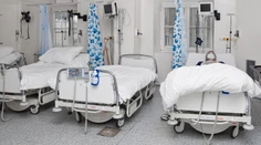 V sobotu zomrelo na covid 43 ľudí a pribudlo takmer 8000 nových prípadov