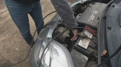 Viete, ako správne naštartovať auto káblami? Tieto rady vás môžu v zime zachrániť