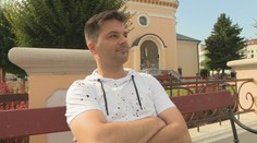 Z pódia na stavbu, z bytu do auta. Spevák Peter Bažík popísal, ako sa dostal z výslnia na dno