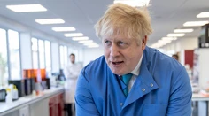 Britského premiéra Johnsona previezli na JIS-ku