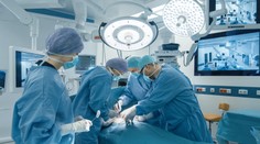 Lekári v tele ženy zabudli chirurgický nástroj veľkosti taniera. Prišlo sa na to po takmer dvoch rokoch