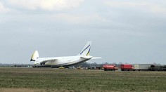 V Bratislave pristálo lietadlo so zdravotnými pomôckami, ktoré objednal ešte Kajetán Kičura