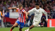 Real bez Mbappého v Atléticu viedol, domáci vyrovnali v nadstavení. Derby o Madrid na 20 minút prerušili diváci