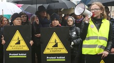 Poľky v čiernom vyšli zase do ulíc