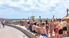 Zákaz pitia alkoholu na verejnosti i fajčenia pri chôdzi. Malorka sprísnila pravidlá pre turistov