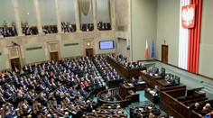 Poľská vládna strana predsa len upraví kontroverznú reformu súdnictva