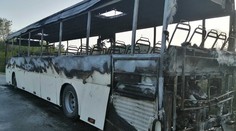 Za Šarišskými Sokolovcami náhle vzbĺkol autobus plný detí, zhorel do tla