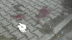 Spoločné popíjanie sa skončilo surovým útokom. Muž bojuje o život