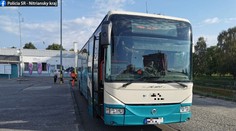 Dôchodcu (85), ktorý zostal zakliesnený medzi dverami autobusu, vzali na operačný stôl