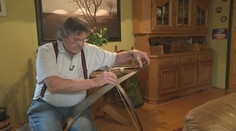 Keď Peter hrá na svojom nezvyčajnom nástroji, ľudia s prekvapením otvárajú ústa