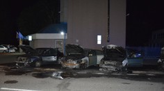 V noci zhoreli policajtom v Nitre autá. Niekto ich polial horľavinou