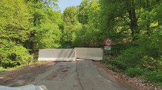 Most zatarasili, no na uzáveru a obchádzku žiadne značky neupozorňujú. Vodiči sa búria a nadchádzajú desiatky kilometrov