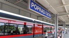 Dráma na stanici v Poprade. Do koľajiska spadla žena, odniesli ju na nosidlách
