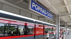 Dráma na stanici v Poprade. Do koľajiska spadla žena, odniesli ju na nosidlách