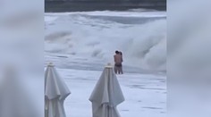 VIDEO: Prechádzali sa pri rozbúrenom mori. Ženu odniesla veľká vlna, niekoľko dní po nej pátrajú