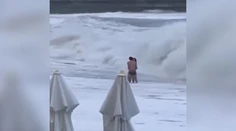 VIDEO: Prechádzali sa pri rozbúrenom mori. Ženu odniesla veľká vlna, niekoľko dní po nej pátrajú