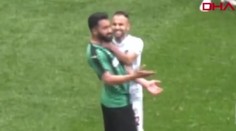 Šokujúci incident z Turecka: Futbalista so šialeným výrazom rezal žiletkou protihráčov