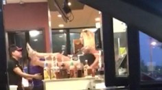 Zdalo sa jej, že pridlho čaká na svoj kurací sendvič, zmlátila preto obsluhu