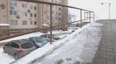 Na šmykľavej ceste v Leviciach vyhasol život muža (†76), keď posýpal sneh