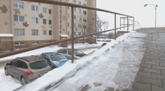 Na šmykľavej ceste v Leviciach vyhasol život muža (†76), keď posýpal sneh