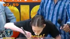 Žena zjedla päť kíl pudingu za tri minúty. Pri pohľade na ňu vás prejde hlad