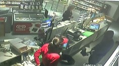 Tento lupič vykradol pumpu v Leviciach. Nespoznávate ho?