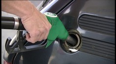 V Iráne zdvihli ceny benzínu. Suma 12 centov za liter vyhnala ľudí do ulíc