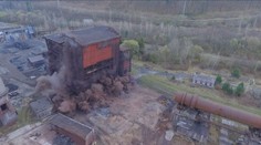 V areáli bývalých železorudných baní zlikvidovali 40-metrovú budovu