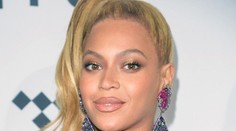Najodvážnejší výstrih Beyoncé. Stačil milimeter a boli by vonku!