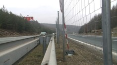Plot ako zo seriálu A je to. Nájdete ho uprostred diaľničného privádzača