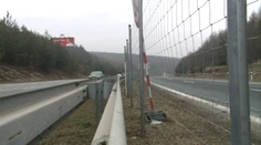 Plot ako zo seriálu A je to. Nájdete ho uprostred diaľničného privádzača