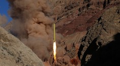 Irán oznámil, že úspešne otestoval novú balistickú raketu