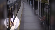 Pri týchto záberoch zatajíte dych. Dieťa spadlo medzi vlak a nástupište