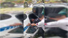VIDEO: Hrozivá nehoda policajtov v Bratislave. V plnej rýchlosti vpálili do stromov, z auta ich museli vyberať hasiči