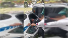 VIDEO: Hrozivá nehoda policajtov v Bratislave. V plnej rýchlosti vpálili do stromov, z auta ich museli vyberať hasiči