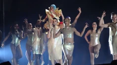 VIDEO: Lady Gaga zletela z pódia a pristál na nej tanečník. To muselo bolieť