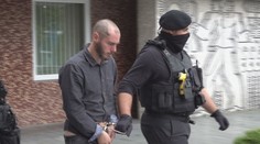 Andreja, ktorý zavraždil strýka (†60), predviedli na súd aj s reťazami na nohách. Putuje za mreže