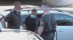 Tyčou zbil dôchodcu, polial ho a zapálil. Útočník sa na súde stále vykrúca