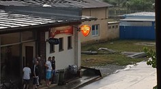 Na Slovensku opäť vyčínalo počasie. Strhnutá strecha v Divíne vážne zranila muža (54)